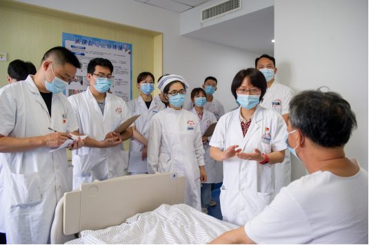 突遭喉癌面临失声，医生细心安抚！医学人文，让治疗更有温度！